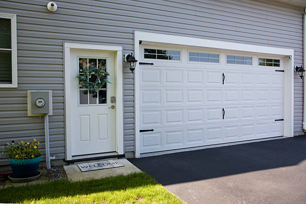 24/7 Emergency Garage Door Panel Replacement experts in Central Gardens, TX